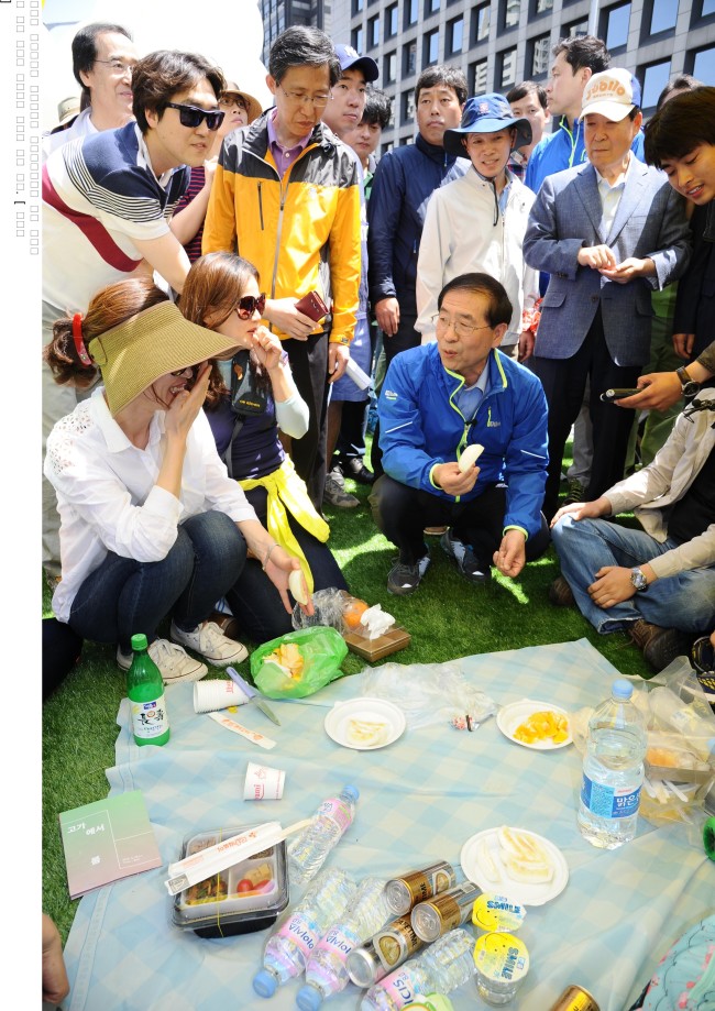 지난 5월 박원순 서울시장이 차량이 통제된 서울역 고가도로에서 시민들과 다양한 행사를 펼치고 있다. (왼쪽 사진) [사진제공=서울시]
이명박 전 대통령이 지난 12일 전직 장관ㆍ참모와 함께 올해 복원 10년을 맞은 청계천을 찾았다. 이 전 대통령은 이날 청계광장을 출발해 고산자교까지 5.8㎞ 구간을 걸으면서 직접 청계천 인근 문화유산에 대해 설명했다.  [사진출처=이명박 전 대통령 페이스북]