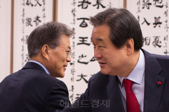 지난 15일 김무성 새누리당 대표(오른쪽)와 문재인 새정치민주연합 대표(왼쪽) 등 여야 지도부가 선거구획정을 위한 마라톤 협상을 가졌지만 합의에 실패했다. 박해묵 기자/mook@heraldcorp.com
