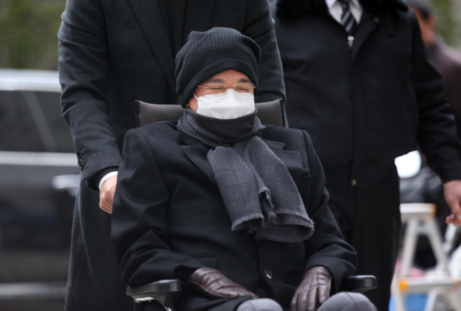 CJ Group chairman Lee Jae-hyun arrives at the Seoul High Court in a wheelchair on Tuesday.   Yonhap