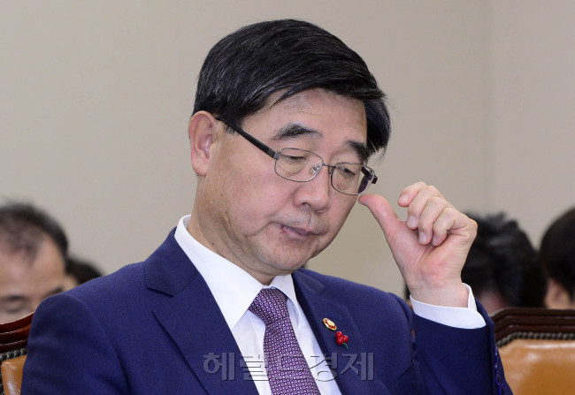 15일 오전 서울 여의도 국회에서 노동개혁 5개 법안 심사를 쟁점으로 한 환경노동위원회 전체회의가 열린 가운데 이기권 고용노동부 장관이 안경을 고쳐 쓰고 있다. 박해묵 기자/mook@heraldcorp.com