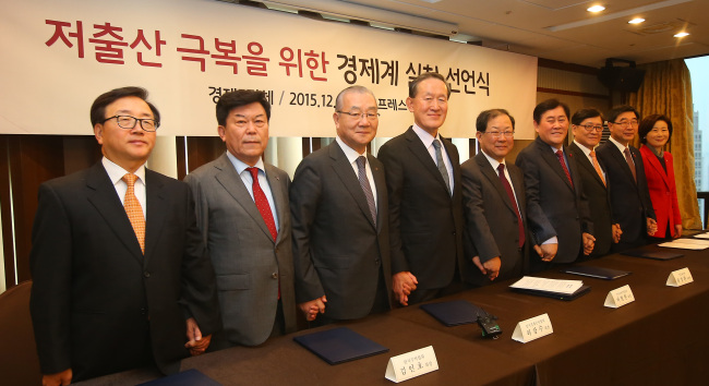 Finance Minister Choi Kyung-hwan (fourth from right), Health Minister Chung Chin-youb (third from right) and Federation of Korea Industry chairman Huh Chang-soo (fourth from left) pose for a photo at a meeting where business groups vowed to join hands to tackle the nation’s low birthrate in Seoul on Tuesday.   Yonhap