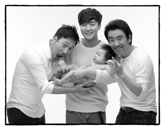 (From left) Singer Lee Moon-se, Roy Kim and actor Ryu Seung-ryong pose with a baby. (Photo by Cho Seihon)