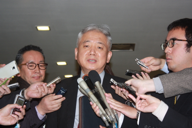 Lee Sang-deok, director general of Northeast Asian affairs at Seoul's Foreign Ministry speaks to the press in Tokyo on Tuesday. (Yonhap)