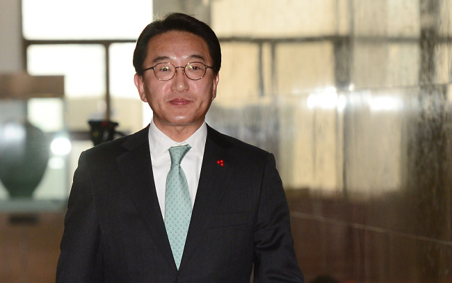Hyun Ki-hwan, senior presidential secretary for political affairs, walks out of the National Assembly after meeting with the National Assembly's speaker Rep. Chung Ui-hwa. Yonhap