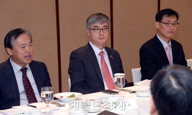교육부와 경제5단체가 함께 교육개혁과 창의인재 양성에 적극 협력하기 위한 ‘제1차 협력위원회’가 16일 서울 웨스틴조선호텔에서 열리고 있다.
정희조 기자/checho@heraldcorp.com