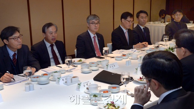 교육부와 경제5단체가 함께 교육개혁과 창의인재 양성에 적극 협력하기 위한 ‘제1차 협력위원회’가 16일 서울 웨스틴조선호텔에서 열리고 있다.
정희조 기자/checho@heraldcorp.com