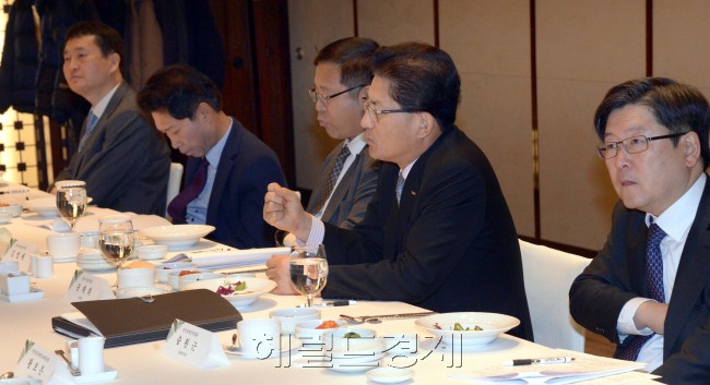 교육부와 경제5단체가 함께 교육개혁과 창의인재 양성에 적극 협력하기 위한 ‘제1차 협력위원회’가 16일 서울 웨스틴조선호텔에서 열리고 있다.
정희조 기자/checho@heraldcorp.com