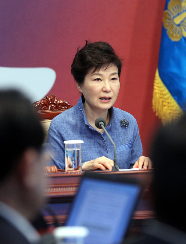 국무회의<br />15일 오전 박근혜대통령이 청와대 위민관 영상회의실에서 열린 영상국무회의에 참석하고 있다.2015.9.15.<br /><청와대사진기자단/매경=김재훈기자>
