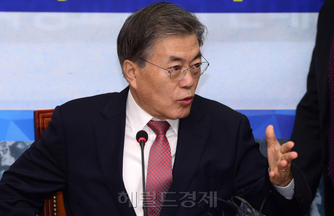 문재인 새정치민주연합 대표가 16일 오전 서울 여의도 국회에서 열린 최고위원회의에 참석하고 있다. 박해묵 기자/mook@heraldcorp.com