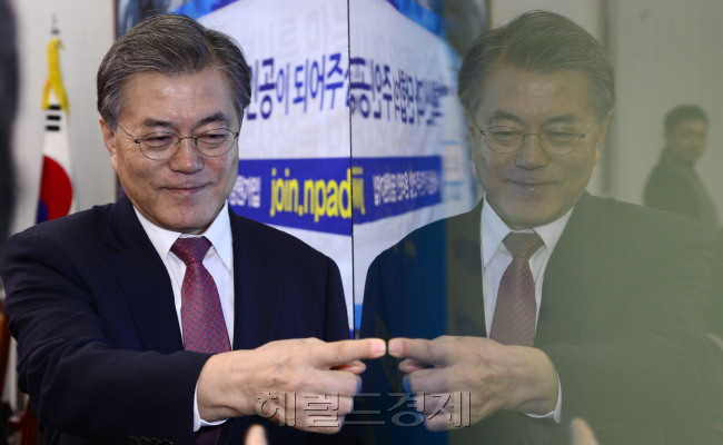 ‘안철수 탈당’으로 현상황 위기 극복이 최대과제로 떠오른 문재인 새정치민주연합 대표가 16일 오전 서울 여의도 국회에서 열린 온라인당원 가입 시연행사에서 시연하고 있다.   박해묵 기자/mook@heraldcorp.com