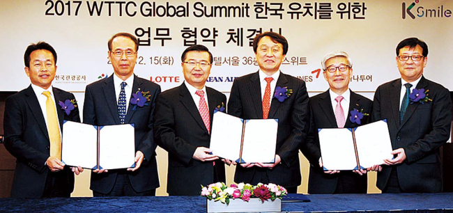 김진국(왼쪽부터) 하나투어 전무, 조규영 아시아나항공 부사장, 류경기 서울시 행정1부시장, 정창수 한국관광공사 사장, 송용덕 롯
데호텔 사장, 이상범 대한항공 상무가 협약 체결후 기념촬영을 하고 있다.
