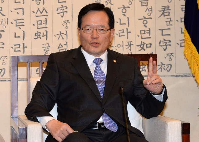 16일 정의화 국회의장이 국회에서 기자간담회를 열고 내년 제20대 총선 선거구 획정 및 쟁점법안 입법과 관련 전날 진행된 여야 지도부와의 협상 내용과 의장으로서의 입장을 밝히고 있다. 박해묵 기자/mook@heraldcorp.com
16일 정의화 국회의장이 국회에서 기자간담회를 열고 내년 제20대 총선 선거구 획정 및 쟁점법안 입법과 관련 전날 진행된 여야 지도부와의 협상 내용과 의장으로서의 입장을 밝히고 있다. 박해묵 기자/mook@heraldcorp.com