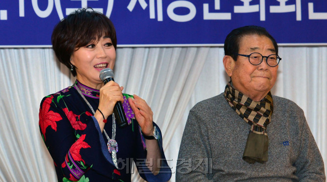 가수 하춘화가 16일 서울 중구 프레지던트호텔에서 기자회견을 열고 노래 55주년 기념 리사이틀 개최를 알렸다. 하춘화는 회견 도중 눈물을 보이기도 했다. 윤병찬 기자/yoon4698@heraldcorp.com