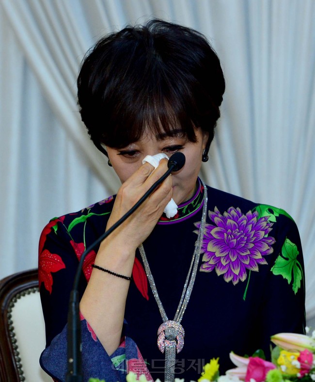 가수 하춘화가 16일 서울 중구 프레지던트호텔에서 기자회견을 열고 노래 55주년 기념 리사이틀 개최를 알렸다. 하춘화는 회견 도중 눈물을 보이기도 했다. 윤병찬 기자/yoon4698@heraldcorp.com