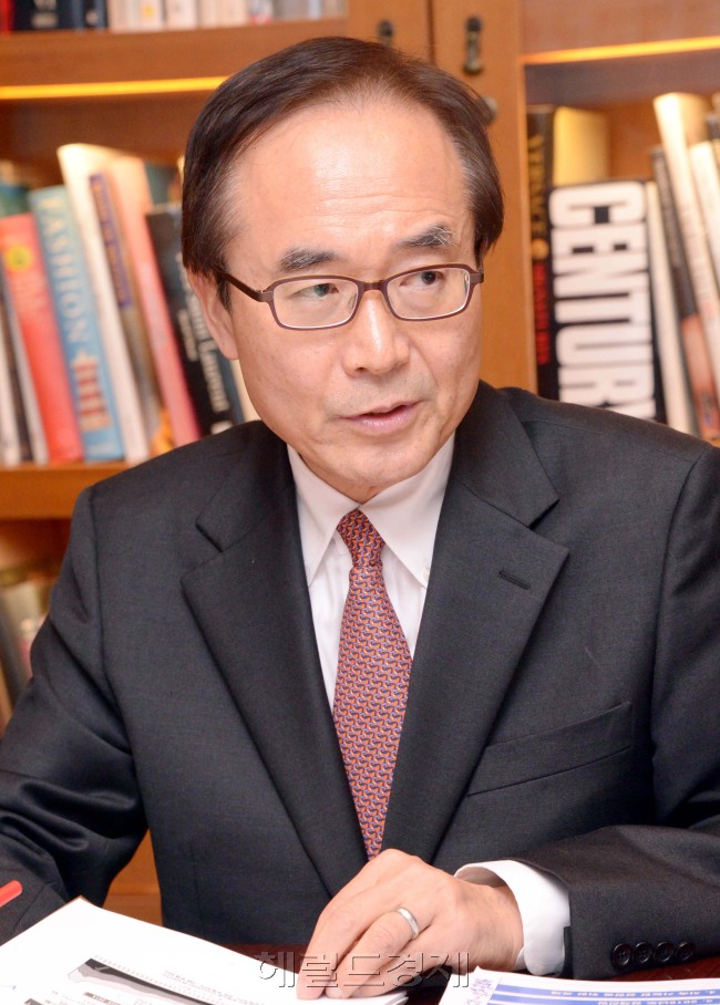 2015년 한국경제의 구조개혁 골든타임 총결산 좌담회. 김준경 한국개발연구원장 <br />정희조 기자/checho@heraldcorp.com  151216
2015년 한국경제의 구조개혁 골든타임 총결산 좌담회. 김준경 한국개발연구원장
정희조 기자/checho@heraldcorp.com  151216