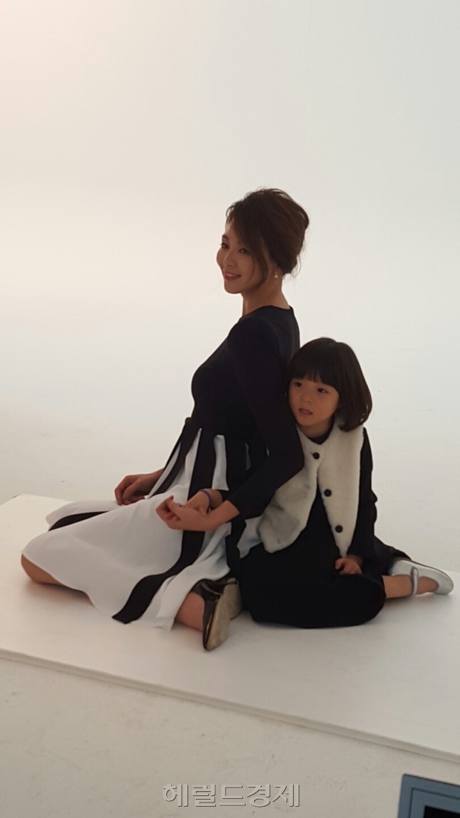 야노 시호와 추사랑 모녀가 한일 최초로 동반 광고촬영을 진행했다. 아파트 브랜드 ‘센트럴 웰가’ 촬영 현장에서 두 사람은 블랙과 화이트의 의상을 맞춰있고 화목한 가족의 모습을 선보였다.]