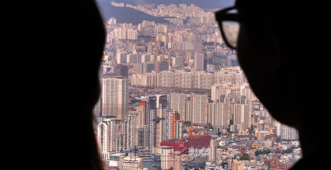 미국 금리인상으로 당장 부동산 시장에 휘몰아치는 타격은 없을 것으로 보인다. 예고된 악재이기 때문이다. 하지만 공급과잉 논란ㆍ가계부채
축소 방안 등과 맞물려 시장활성화 걸림돌로 작용할 것은 분명해 급속한 심리 위축이 불가피해 보인다. [헤럴드경제DB]