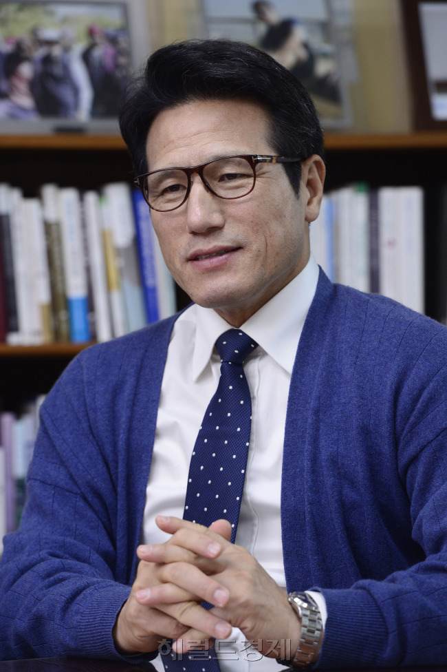 “박 대통령은 국회에서 15~16년을 보내신 분인데…”
“박 대통령은 국회에서 15~16년을 보내신 분인데 국회에서 어떤 토론 과정이 있는지 아시는 분이다. 일각에선 박 대통령이 벌써 내년 선거를 의식한 것 아니냐는 비난이 있다. 이처럼 경제가 어려움에 빠진 때일수록 박 대통령이 야당 지도부를 청와대 초청해 부탁을 해야 한다”“쟁점법안에서 야당이 진지하게 고민할 부분이 많이 있다는 말이 나오고 있다. 대통령께서 그런 부분 또한 고려한 넓은 품을 보이셔야 한다”
