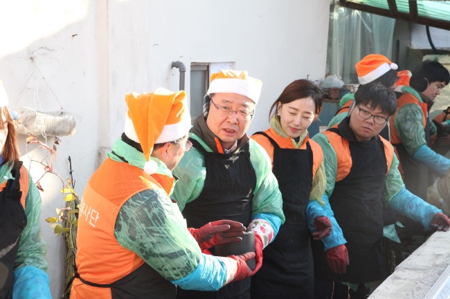 <YONHAP PHOTO-0990> 희망연탄 나르는 한화케미칼 임직원 (서울=연합뉴스) 김창범 한화케미칼 사장을 비롯한 임직원들이 16일 노원구 상계동에서 '함께하는 사랑밭' 교사들과 함께 희망연탄을 나르는 등 '따뜻한 방 만들기' 봉사할동을 하고 있다. 2015.12.16 << 한화케미칼 제공>> photo@yna.co.kr/2015-12-17 09:06:35/ <저작권자 ⓒ 1980-2015 ㈜연합뉴스. 무단 전재 재배포 금지.>
<YONHAP PHOTO-0990> 희망연탄 나르는 한화케미칼 임직원 (서울=연합뉴스) 김창범 한화케미칼 사장을 비롯한 임직원들이 16일 노원구 상계동에서 '함께하는 사랑밭' 교사들과 함께 희망연탄을 나르는 등 '따뜻한 방 만들기' 봉사할동을 하고 있다. 2015.12.16 << 한화케미칼 제공>> photo@yna.co.kr/2015-12-17 09:06:35/ <저작권자 ⓒ 1980-2015 ㈜연합뉴스. 무단 전재 재배포 금지.>
