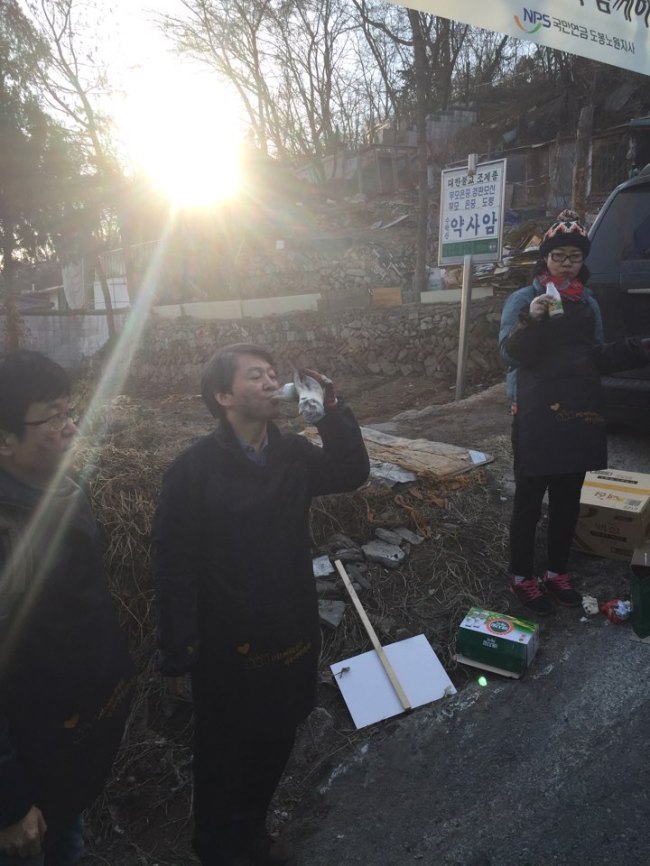 안철수 무소속 의원이 16일 오후 자신의 지역구인 서울 노원구 상계동에서 연탄배달 봉사를 하고 있다.  박해묵 기자/mook@heraldcorp.com