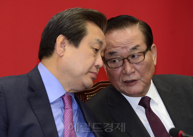 김무성 새누리당 대표가 17일 오전 서울 여의도 국회에서 열린 최고위원회의에서 서청원 최고위원과 귀엣말을 나누고 있다. 김 대표는 회의에서 자동차업계 노조 총파업에 대해 “귀족노조가 철밥통 투쟁한다”고 맹비난했다. 박해묵 기자/mook@heraldcorp.com