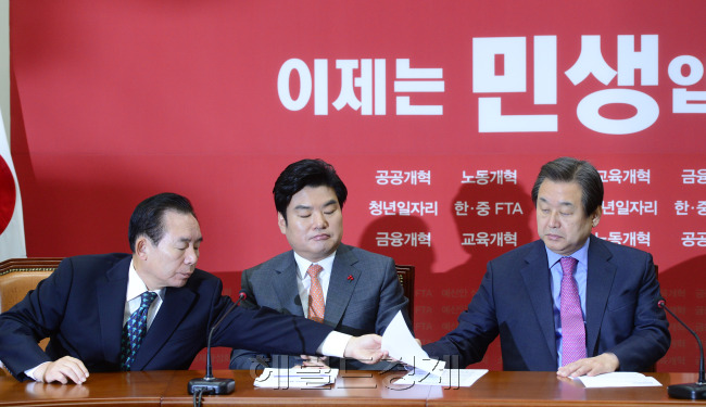 17일 오전 서울 여의도 국회에서 열린 새누리당 최고위원회의에서 김무성 대표가 이인제 최고위원에게 서류를 건네고 있다. 박해묵 기자/mook@heraldcorp.com