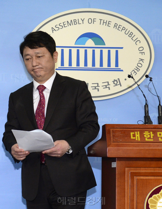 최재성 새정치민주연합 총무본부장이 17일 오전 서울 여의독 국회 정론관에서 20대 총선 불출마를 선언하는 기자회견을 마치고 정론관을 나서고 있다. 박해묵 기자/mook@heraldcorp.com