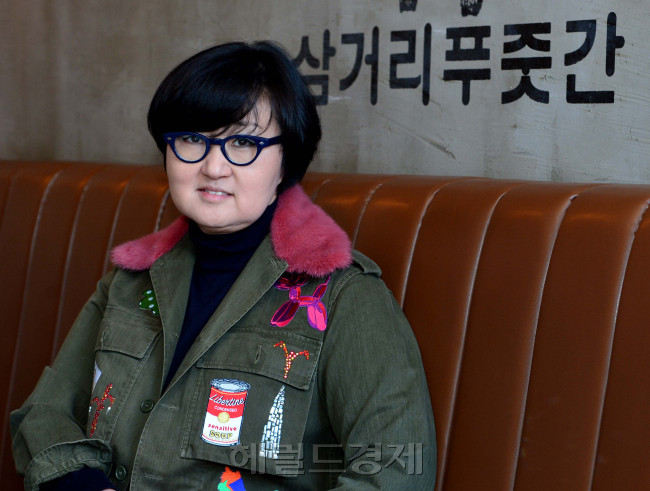 노희영 대표는 YG 양현석 대표와 합작해 YG푸즈를 설립하고 프리미엄 돼지고기 전문점인 삼거리푸줏간을 론칭했다. 신선하고 부드러운 충청도 암퇘지를 엄선한데다 인테리어에 복고 감성을 녹여냄으로써 장사가 잘되는 건 물론이고, 홍대앞 젊은이들의 명소로 만들었다. 삼거리푸줏간은 펍·포차·푸줏간이 결합해 ‘YG리퍼블릭’이라는 새로운 식음료 복합 공간을 형성해 해외에도 한국 식문화를 알리는 기반을 다졌다. 윤병찬 기자/yoon4698@heraldcorp.com