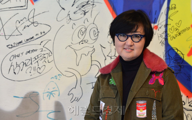 노희영 대표는 YG 양현석 대표와 합작해 YG푸즈를 설립하고 프리미엄 돼지고기 전문점인 삼거리푸줏간을 론칭했다. 신선하고 부드러운 충청도 암퇘지를 엄선한데다 인테리어에 복고 감성을 녹여냄으로써 장사가 잘되는 건 물론이고, 홍대앞 젊은이들의 명소로 만들었다. 삼거리푸줏간은 펍·포차·푸줏간이 결합해 ‘YG리퍼블릭’이라는 새로운 식음료 복합 공간을 형성해 해외에도 한국 식문화를 알리는 기반을 다졌다. 윤병찬 기자/yoon4698@heraldcorp.com