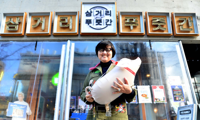 노희영 대표는 YG 양현석 대표와 합작해 YG푸즈를 설립하고 프리미엄 돼지고기 전문점인 삼거리푸줏간을 론칭했다. 신선하고 부드러운 충청도 암퇘지를 엄선한데다 인테리어에 복고 감성을 녹여냄으로써 장사가 잘되는 건 물론이고, 홍대앞 젊은이들의 명소로 만들었다. 삼거리푸줏간은 펍·포차·푸줏간이 결합해 ‘YG리퍼블릭’이라는 새로운 식음료 복합 공간을 형성해 해외에도 한국 식문화를 알리는 기반을 다졌다. 윤병찬 기자/yoon4698@heraldcorp.com