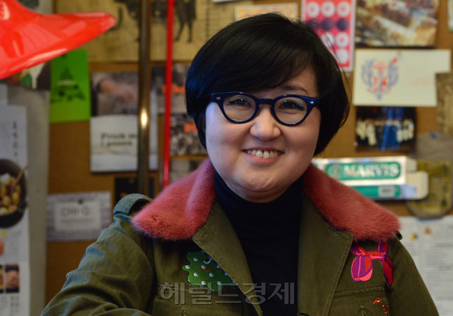 노희영 대표는 YG 양현석 대표와 합작해 YG푸즈를 설립하고 프리미엄 돼지고기 전문점인 삼거리푸줏간을 론칭했다. 신선하고 부드러운 충청도 암퇘지를 엄선한데다 인테리어에 복고 감성을 녹여냄으로써 장사가 잘되는 건 물론이고, 홍대앞 젊은이들의 명소로 만들었다. 삼거리푸줏간은 펍·포차·푸줏간이 결합해 ‘YG리퍼블릭’이라는 새로운 식음료 복합 공간을 형성해 해외에도 한국 식문화를 알리는 기반을 다졌다. 윤병찬 기자/yoon4698@heraldcorp.com
