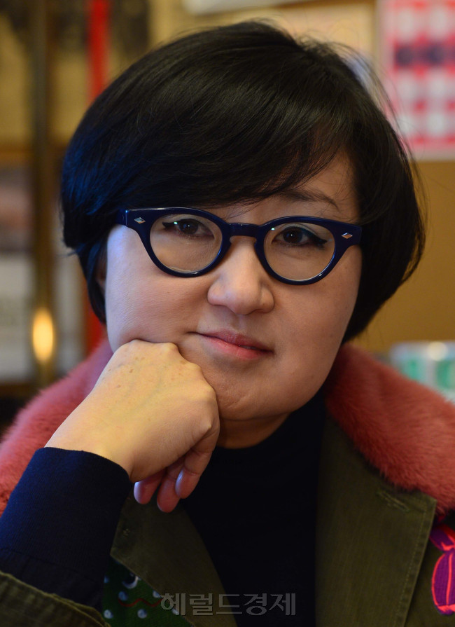노희영 대표는 YG 양현석 대표와 합작해 YG푸즈를 설립하고 프리미엄 돼지고기 전문점인 삼거리푸줏간을 론칭했다. 신선하고 부드러운 충청도 암퇘지를 엄선한데다 인테리어에 복고 감성을 녹여냄으로써 장사가 잘되는 건 물론이고, 홍대앞 젊은이들의 명소로 만들었다. 삼거리푸줏간은 펍·포차·푸줏간이 결합해 ‘YG리퍼블릭’이라는 새로운 식음료 복합 공간을 형성해 해외에도 한국 식문화를 알리는 기반을 다졌다. 윤병찬 기자/yoon4698@heraldcorp.com