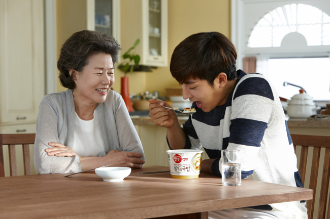 A man eats a bowl of hetban, one of CJ Cheil Jedang’s flagship products. (CJ Cheil Jedang)