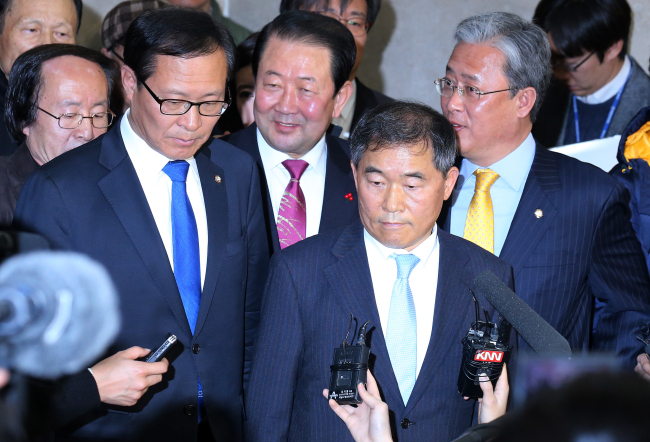 Representatives Hwang Ju-hong (center), Moon Byung-ho (left) and Yoo Sung-yop talk to reporters after a press conference announcing their NPAD defection at the National Assembly on Thursday.  Yonhap
　