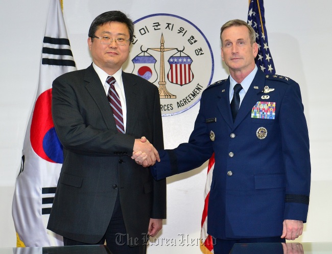 Shin Chae-hyun (left) , director-general for the Foreign Ministry's North American affairs bureau, and his counterpart was Lt. Gen. Terrence O’Shaughnessy, deputy commander of the U.S. Forces Korea, shake hands at a meeting on Thursday at Yongsan Garrison of the Korea-U.S. Status of Forces Agreement Joint Committee. (Yonhap)
