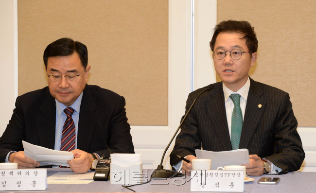 강석훈 경제상황점검TF단장이 18일 오전 서울 여의도 국회에서 열린 경제상황점검TF 9차 회의에서 인사말을 하고 있다. 박해묵 기자/mook@heraldcorp.com