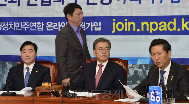 20대 총선 불출마을 선언한 최재성 의원이 18일 오전 서울 여의도 국회에서 열린 확대간부회의에 참석해 굳은 표정으로 문재인 대표를 지나가고 있다. 박해묵 기자/mook@heraldcorp.com
20대 총선 불출마을 선언한 최재성 의원이 18일 오전 서울 여의도 국회에서 열린 확대간부회의에 참석해 굳은 표정으로 문재인 대표를 지나가고 있다. 박해묵 기자/mook@heraldcorp.com