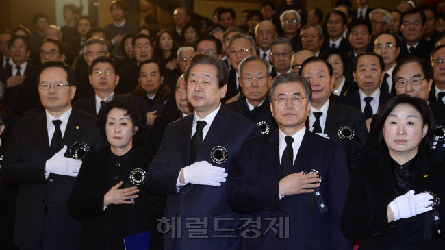18일 국회에서 엄수된 고 이만섭 전 국회의장 영결식에 정의화 국회의장(맨왼쪽)과 김무성 새누리당 대표, 문재인 새정치민주연합대표, 심상정 정의당 대표 등이 참석했다. 박해묵 기자 mook@heraldcorp.com