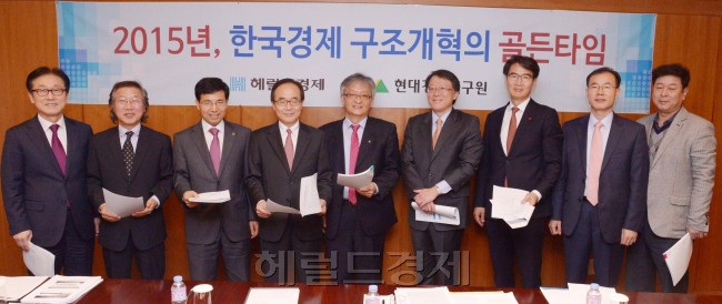 헤럴드경제와 현대경제연구원은 16일 서울 소공동 롯데호텔에서‘ 한국경제 구조개혁의 성공과제’ 토론회를 가졌다. 왼쪽부터 송종국 과학기술정책연구원장, 이영만 헤럴드경제 사장, 백순근 한국교
육개발원장, 김준경 KDI 원장, 강인수 현대경제연구원장, 신성환 한국금융연구원장, 박정수 이화여대 교수, 이재흥 고용노동부 고용정책실장, 권용국 헤럴드경제 논설실장. 정희조 기자/checho@