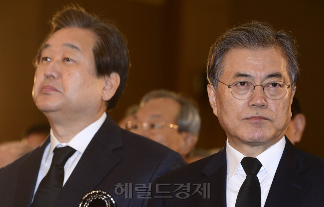 김무성 새누리당 대표(왼쪽)와 문재인 새정치민주연합 대표가 18일 국회에서 엄수된 고(故) 이만섭 전 국회의장 영결식에 참석했다. 박해묵 기자 mook@heraldcorp.com