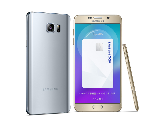 SAMSUNG GALAXY NOTE 5 SPECIAL EDITION -- Samsung Electronics rolls out the Galaxy Note 5 Winter Special Edition, equipped with 128 gigabytes of built-in memory, a much larger capacity in comparison with previous 32-gb and 64-gb models, in Korea on Friday. The limited Note 5 winter edition comes in two colors -- gold platinum and silver titanium. (Samsung)