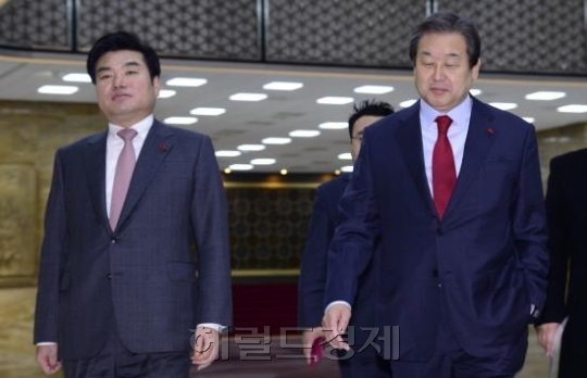 지난 15일 오전 서울 여의도 국회에서 김무성 새누리당 대표, 원유철 원내대표가 회동을 위해 국회의장실로 이동하고 있다. 박해묵 기자/mook@heraldcorp.com