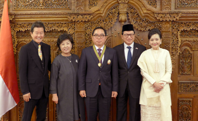 From left: Korean trot singer Tae Jin-ah; the spouse of former ROK Army Chief of Staff Kim Yo-han; Kim Yo-han; Indonesian Ambassador John Prasetio, and his spouse Alexandra Prasetio.   Joel Lee/The Korea Herald