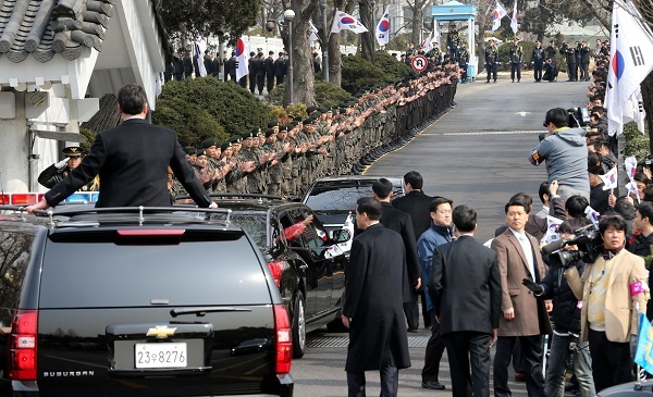 A motorcade guarding and carrying President Park Geun-hye enters Cheong Wa Dae following her presidential inauguration on Feb. 25, 2013.  The Korea Herald
