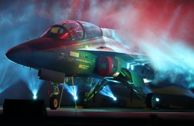 지난 17일 경남 사천 한국항공우주산업에서 열린 T-X 공개 기념식. T-X는 T-50을 기본으로 한 개량형 모델이다. 이날 행사에는 박근혜 대통령도 참석해 미국 수출 성공을 기원했다.
