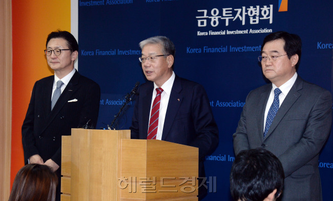 21일 오전 서울 여의도 금융투자협회에서 '자본시장법 개정안 동의 조속한 국회 통과를 위한 금융투자업계 긴급사장단 회의'가 열렸다. 회의를 마친 황영기 금투협 회장이  기자회견을 하고 있다./ 안훈 기자 rosedale@heraldcorp.com 2015.12.21
21일 오전 서울 여의도 금융투자협회에서 '자본시장법 개정안 동의 조속한 국회 통과를 위한 금융투자업계 긴급사장단 회의'가 열렸다. 회의를 마친 황영기 금투협 회장이  기자회견을 하고 있다./ 안훈 기자 rosedale@heraldcorp.com 2015.12.21
