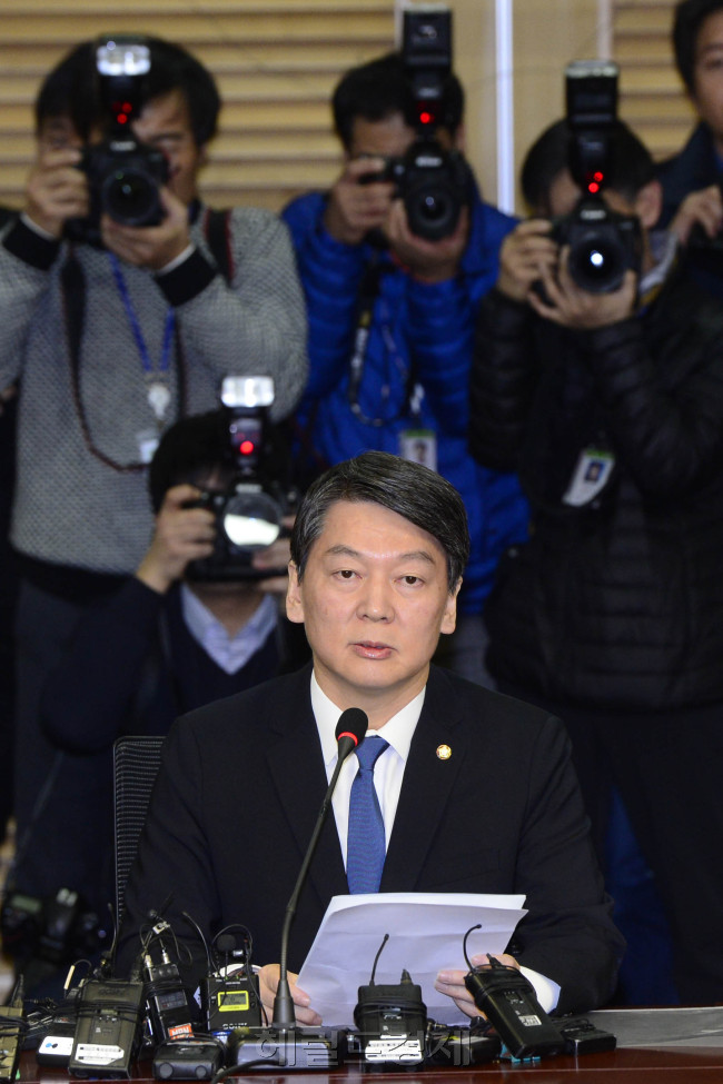 안철수 무소속 의원이21일 오전 서울 여의도 국회 의원회관에서 신당 창당 계획을 발표하고 있다. 박해묵 기자/mook@heraldcorp.com
안철수 무소속 의원이21일 오전 서울 여의도 국회 의원회관에서 신당 창당 계획을 발표하고 있다. 박해묵 기자/mook@heraldcorp.com