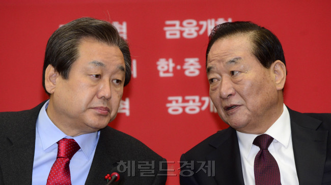 김무성 새누리당 대표가 21일 오전 서울 여의도 국회에서 열린 최고위원회의에서 서청원 최고위원과 귀엣말을 나누고 있다. 박해묵 기자/mook@heraldcorp.com