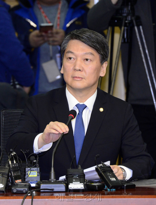 안철수 무소속 의원이 21일 오전 서울 여의도 국회 의원회관에서 신당 창당 계획을 발표하고 있다.  박해묵 기자/mook@