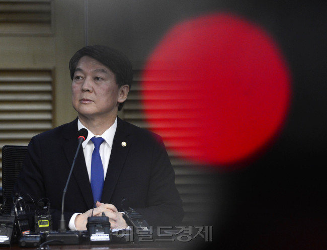 안철수 무소속 의원이21일 오전 서울 여의도 국회 의원회관에서 신당 창당 계획을 발표한 뒤 취재진의 질문을 받고 있다. 박해묵 기자/mook@heraldcorp.com